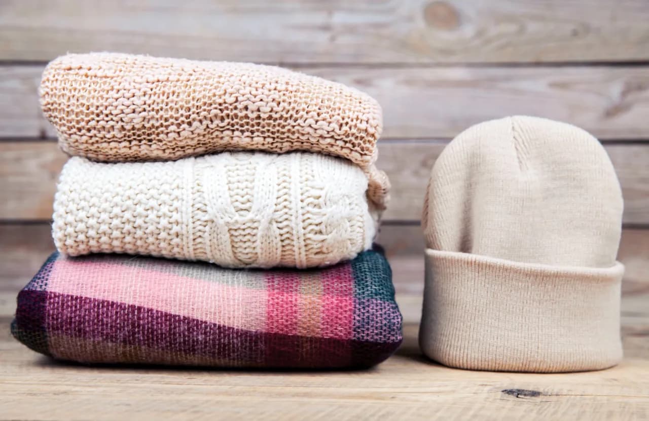 Jak przechowywać czapki i szaliki, by uniknąć bałaganu i zniszczeń