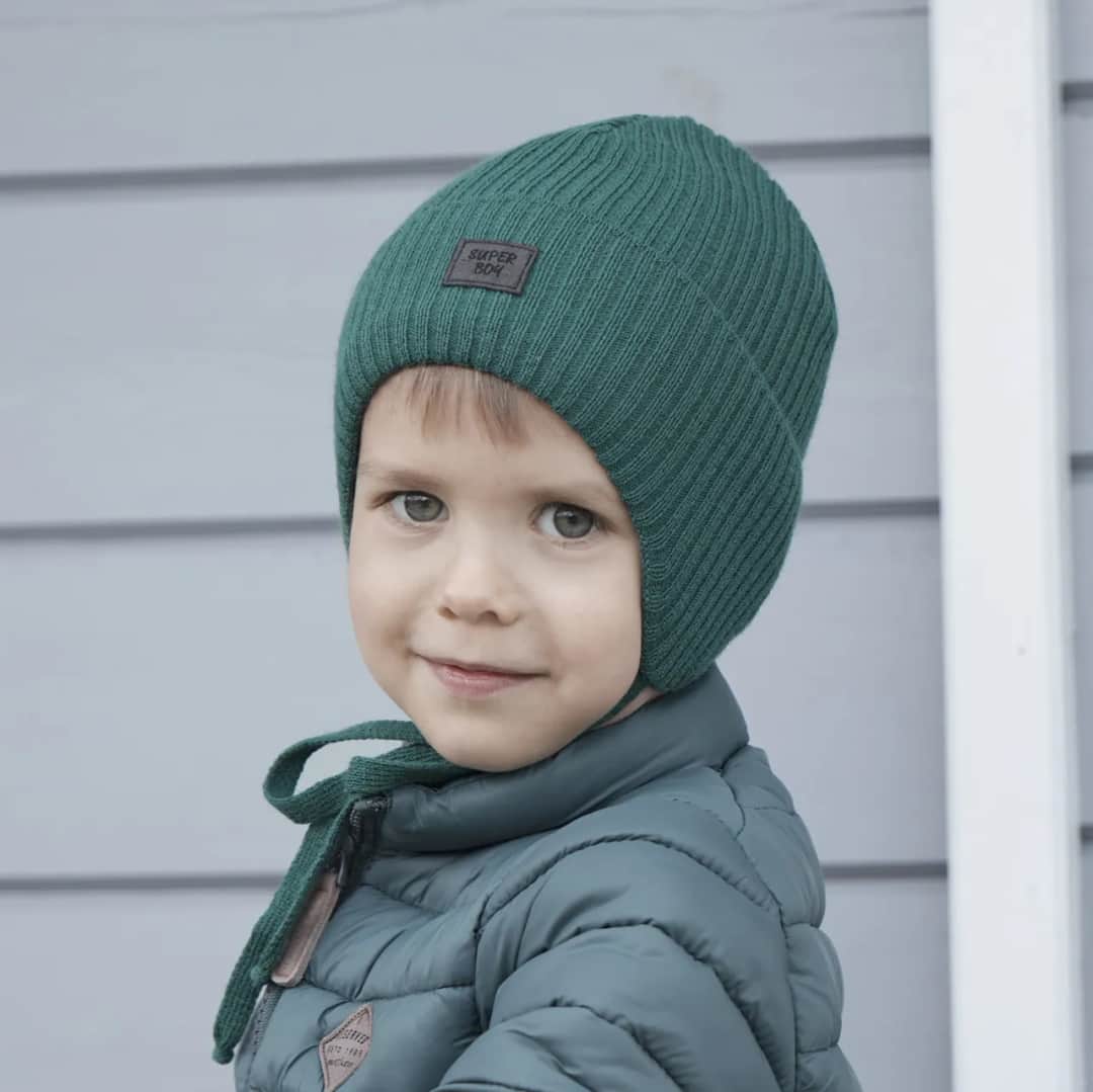 Czy czapki nosi się z naklejką? Odkryj, dlaczego warto ją zdjąć