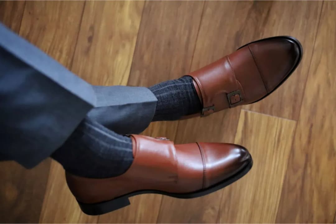 Jakie skarpetki do szarego garnituru i brązowych butów wybrać?