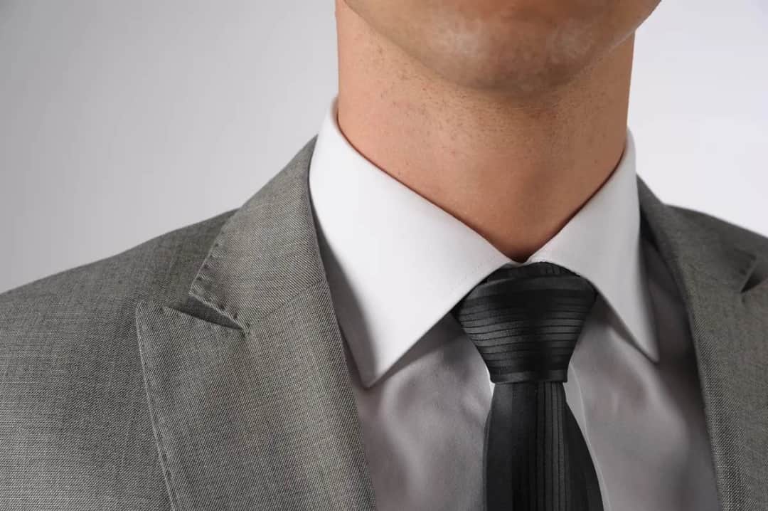 Jak wiązać krawat Windsor: Proste kroki, które musisz znać