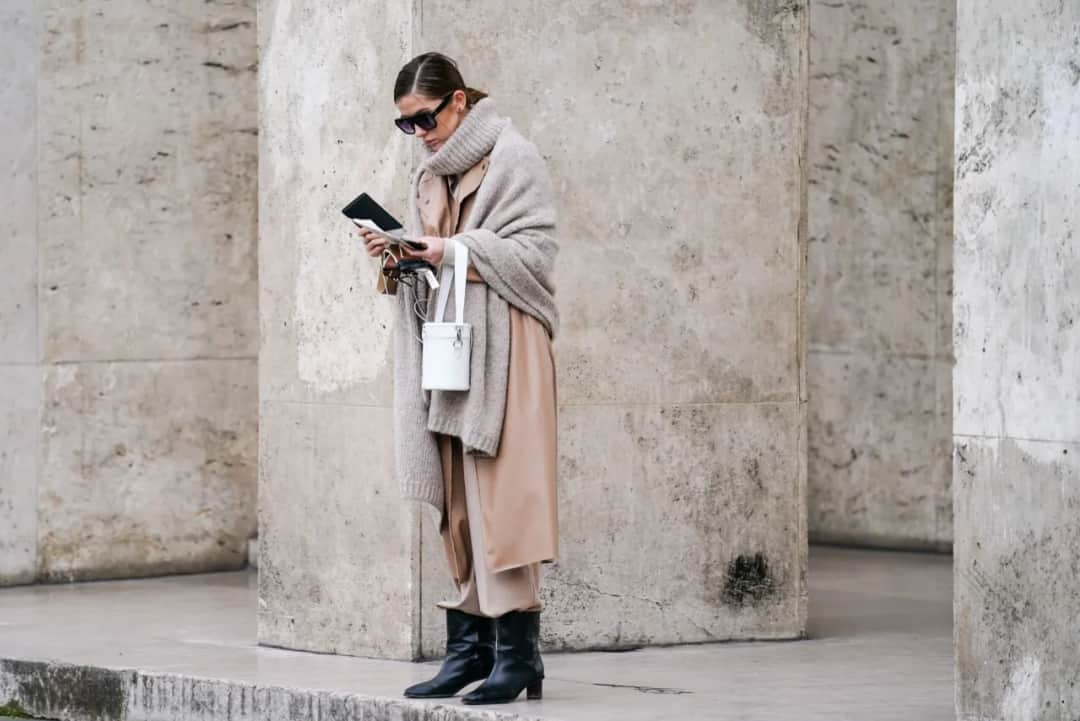 Jaki kolor szalika do karmelowego płaszcza, aby wyglądać stylowo?