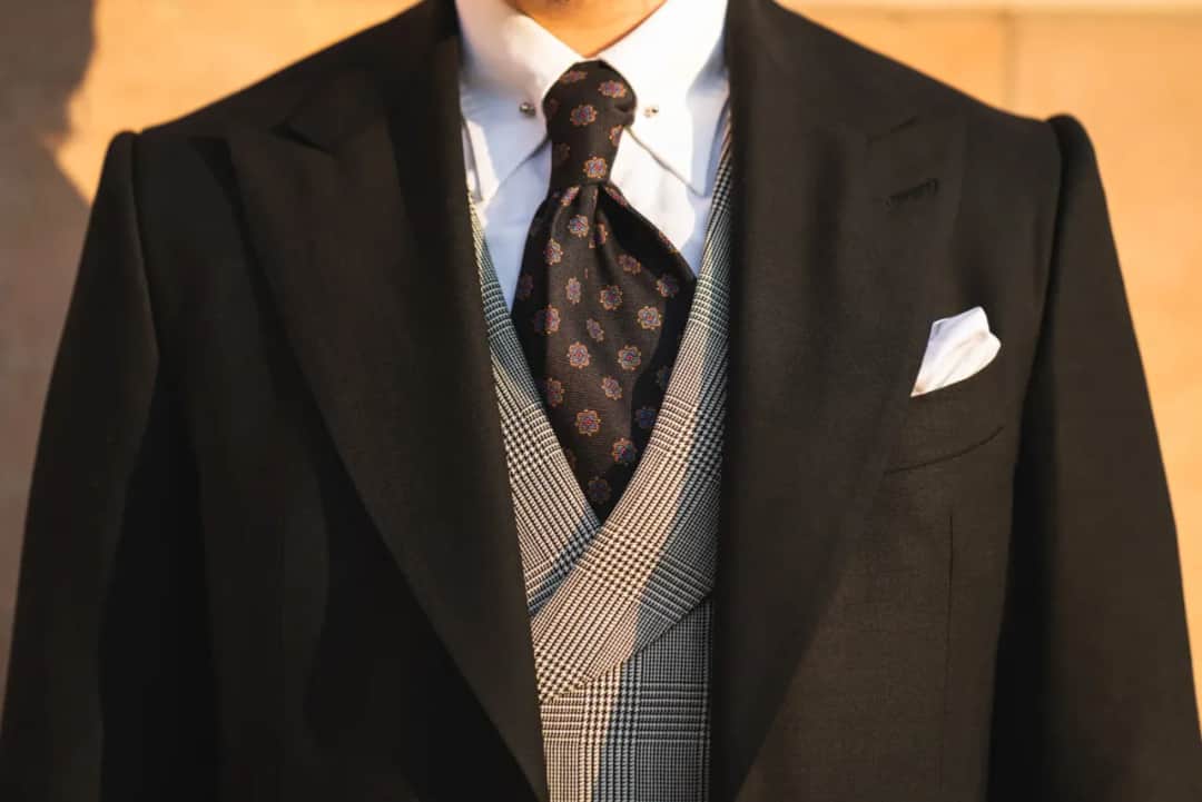 Jaki krawat do czarnego garnituru i białej koszuli, aby wyglądać stylowo?