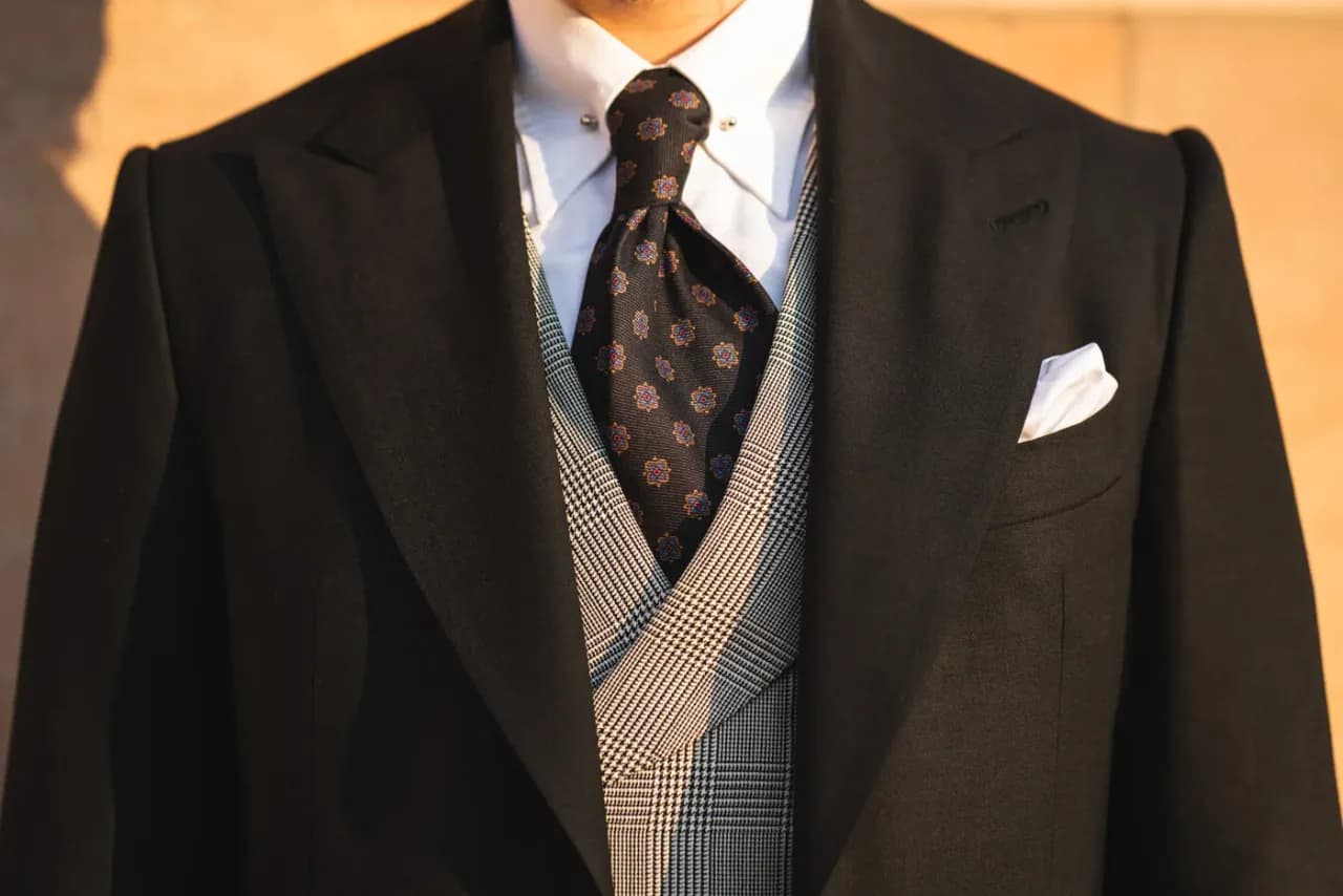 Jaki krawat do czarnego garnituru i białej koszuli, aby wyglądać stylowo?