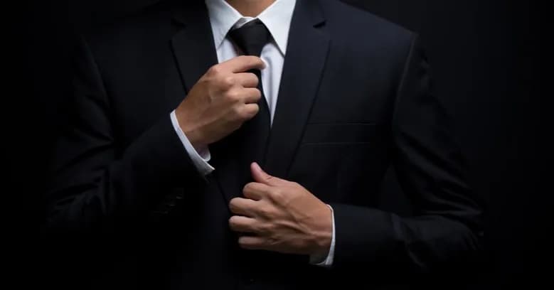 Jaki krawat do czarnego garnituru na wesele, aby nie wyglądać źle?